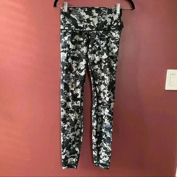 Lululemon Wunder Under HR - Picture 2 of 10